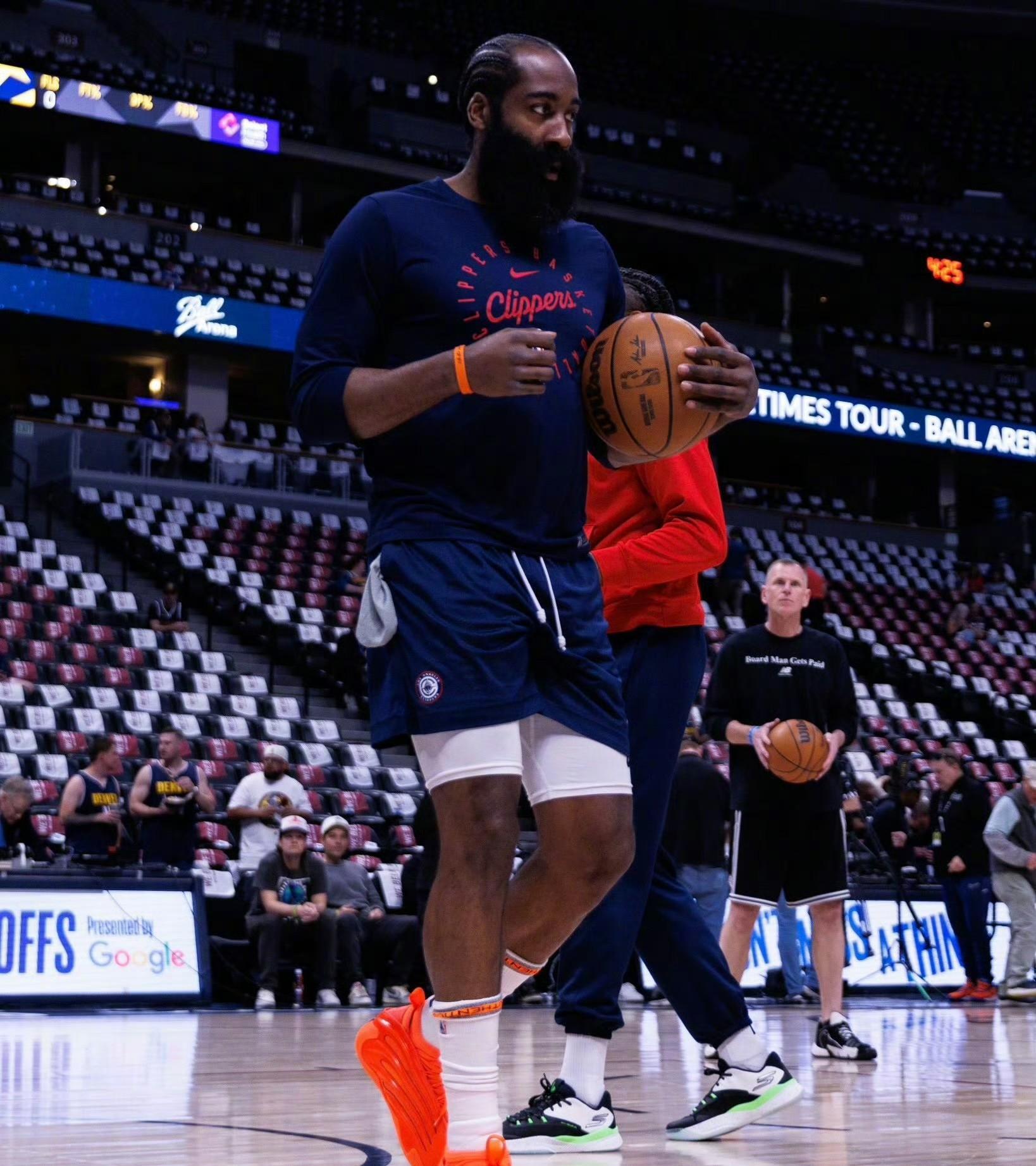 爱游戏体育官方网站关于哈登重返赛场，险胜首场状态出色，热火观众沸腾！全场沸腾不已的信息