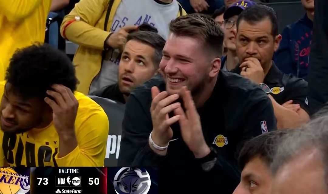 爱游戏体育官方网站蒂姆回归赛场,惊险取胜首场状态亮眼,美国队观众沸腾!(蒂姆参加美网吗)