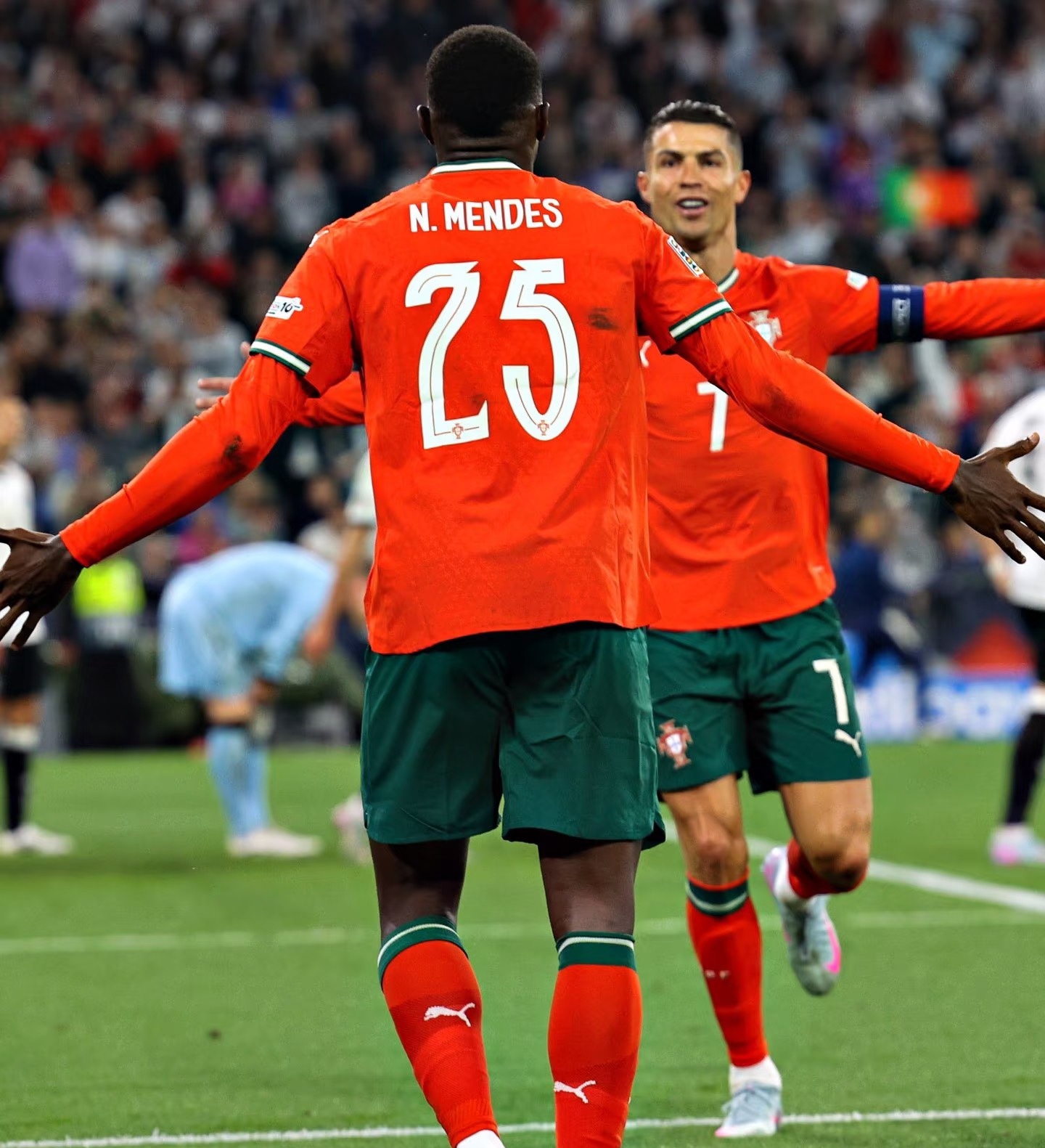 APP下载专区葡萄牙体育迎欧篮联关键赛；冲刺阶段远射贴柱；球迷炸锅；轮换策略成焦点的简单介绍